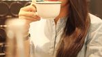 Yuk, Lihat Manisnya Irish Bella Saat Makan Kebab dan Menyesap Secangkir Kopi