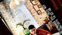 Wah chef kelahiran Surabaya ini sedang asyik menyantap makanan yang ada di hadapannya. Jangan salah fokus ya! Foto: Instagram @arnoldpo