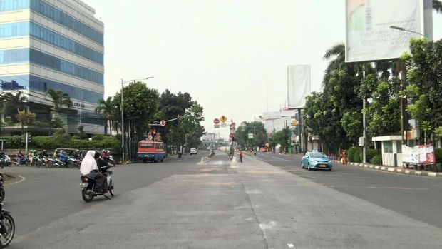 Warga lega beton pemisah Jl Kemang Utara 9-Jl Duren Tiga Raya dibongkar
