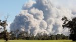 Foto: Selfie Ekstrem Berlatar Asap Tebal Erupsi Gunung Kilauea