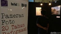Pameran foto 20 tahun reformasi berlangsung di kantor LBH, Jakarta, Minggu (20/5/2018).