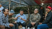 Lewat Instagram @hanan_attaki, Hanan sering membagikan fotonya saat kulineran. Duduk santai bersama Ahmad Heryawan, ia terlihat sedang menikmati kopi di gelas kertas. Foto: Instagram hanan_attaki