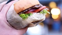 Bikin ngiler! Burgernya terlihat juicy dengan paduan patty hingga sayuran lengkap. Yummy! Foto: Instagram @arnoldpo
