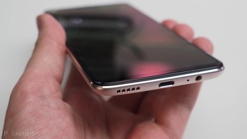 Nah yang membedakan, OnePlus Silk White hanya ada versi RAM 8 GB serta memori internal 128 GB. Foto: Pocket Lint