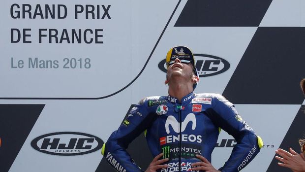 Valentino Rossi di podium MotoGP Prancis setelah finis ketiga di Sirkuit Le Mans.