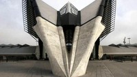 Desain Calatrava lainnya, stasiun Lyon Airport menghubungkan Lyon dengan Bandara Saint-Exupery. Dengan fitur mencolok baik di dalam maupun di luar stasiun, desain Calatrava meniru burung yang sedang terbang, dengan dua lengkungan baja panjang membentuk sayap struktur stasiun dan menyatu di paruh burung, serta lidah beton yang menonjol Stasiun ini ada di  Lyon Satolas, Prancis. Istimewa/Popularmechanics.
