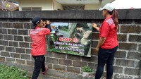 Warga lalu bergerak memasang spanduk yang menyerukan penghentian pembantaian anjing di tempat itu. Foto: Nandhang Astika/detikcom