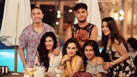 Kala itu Irish Bella sedang makan malam di pinggir kolam renang bersama sang pacar dan teman-temannya. Ia terlihat memesan segelas jus jeruk si sana. Foto: Instagram @_irishbella_