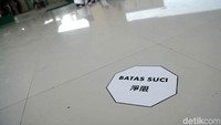 Batas untuk memastikan kesucian lantai masjid.