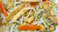Cah toge ikan asin ditambah tahu jadi menu sahur @krisnapdh. Ia juga mengatakan tumis sayur ini punya rasa yang gurih. Foto: Instagram