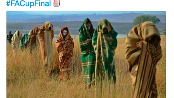 Para fans MU digambarka tertunduk dan menutupi wajah mereka. Foto: istimewa