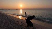 Selangkah, dua langkah, kamu akan betah untuk berjalan di bibir pantainya. Tak perlu buru-buru, karena irama di pulau ini tidak menghentak seperti di kota-kota besar. (yui.k06/Instagram)