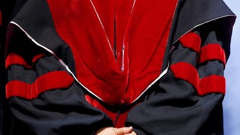 Dia pun kembali mengenakan toga. Pendiri Alibaba ini sudah beberapa kali mendapatkan gelar sarjana kehormatan. Foto: Reuters