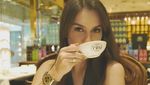 Yuk, Lihat Manisnya Irish Bella Saat Makan Kebab dan Menyesap Secangkir Kopi