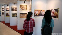Pengunjung melihat-lihat foto aksi mahasiswa.