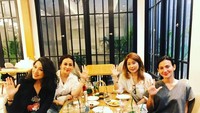 Rapat yang sangat produktif, ditemani makanan Indonesia yang lezat, tulis Wanda di akun Instagramnya. Foto: Instagram @wanda_hamidah
