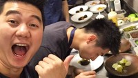 Sama-sama memiliki hobi memasak. Begini nih kalau kaka beradik disatukan dalam dapur. Reynold Poernomo terlihat sedang fokus sajikan makanan, sedangkan Arnold selfie. Foto: Instagram @arnoldpo