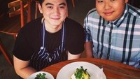 Bersama chef cilik Revo, Arnold purnomo pun terlihat berfoto dengan sajian enak. Kira-kira makanan di atas meja ini siapa yang membuat ya? Foto: Instagram @arnoldpo