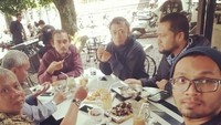 Begini pose kulineran lain Hanan. Ayah 3 anak ini sedang menikmati sarapan pagi, dan tentu saja ditemani kopi. Foto: Instagram hanan_attaki