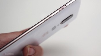 Handset yang ukurannya tipis ini pun jadi lebih manis dalam balutan warna putih. Foto: Pocket Lint