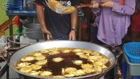 Begini jadinya kalau penyanyi kondang ikut menggoreng pisang. Kira-kira kalau penjualnya artis begini seru kali ya. Bisa sekalian minta tanda tangan dan foto bareng. Foto: instagram @hke57