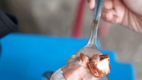 Kalau cuaca sedang panas, paling pas menyantap es doger dingin. Wih, roti yang sudah terendam dengan es krim dan susu cokelat terlihat sangat menggoda. Foto: Instagram @tastefuljogja