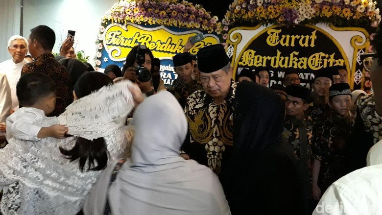 Jenazah Menantu Hatta Rajasa Tiba di Rumah Duka, SBY Melayat Jenazah Menantu Hatta Rajasa Tiba di Rumah Duka, SBY Melayat