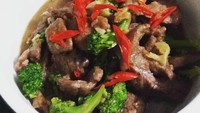 Daging cah brokoli jadi santapan keluarga @kanueltra. Cara masaknya simpel namun hidangan ini tampak menggoda, apalagi dimakan dengan nasi putih hangat. Yummy! Foto: Instagram