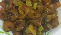 Tumis kikil pedas jadi pilihan @ria_birita yang katanya lagi pengen makan yang pedas-pedas. Awas ya jangan banyak-banyak, takut jadi mules. Foto: Instagram