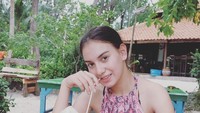 Ternyata begini pesinetron muda berusia 22 tahun itu tanpa riasan wajah.  Meski begitu ia masih tetap terlihat cantik. Ia juga terlihat sadar kamera hingga ia tersenyum sambil tetap menyeruput kelapa mudanya. Foto: Instagram @_irishbella_