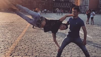 Super Keren! Potret Wanita Lakukan Human Flag Unik