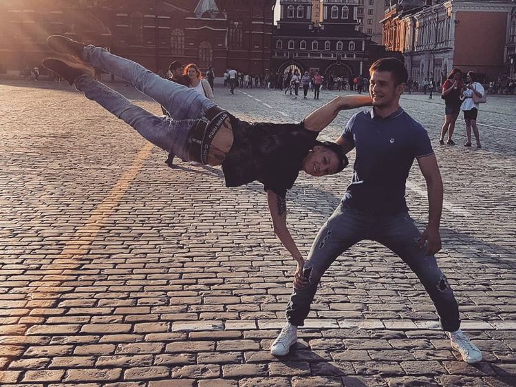 Super Keren! Potret Wanita Lakukan Human Flag Unik