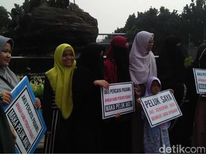 Foto: Perempuan-perempuan Bercadar dalam Aksi Peluk Saya