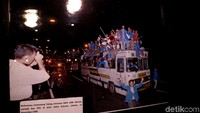 Foto mahasiswa saat menentang sidang istimewa MPR 1998 juga dipamerkan.