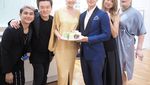 10 Pose Aktris Cantik Thailand, Davika, Saat Tiup Kue Ulang Tahun dan Makan Pizza