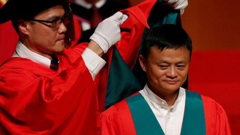 Adalah University of Hong Kong yang giliran memberinya gelar doktor honoris causa. Foto: Reuters