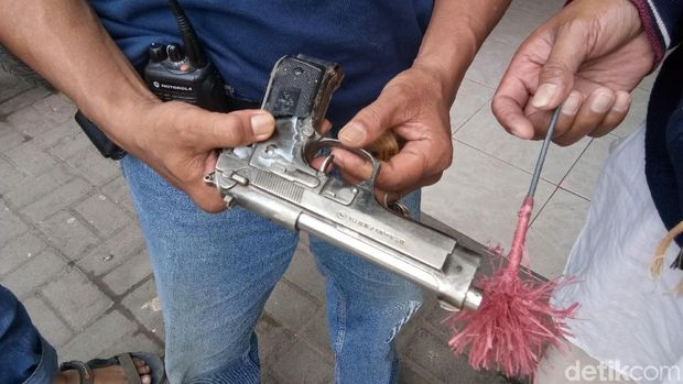 Pria Mencurigakan Bawa Pistol Palsu Dibekuk di Makassar