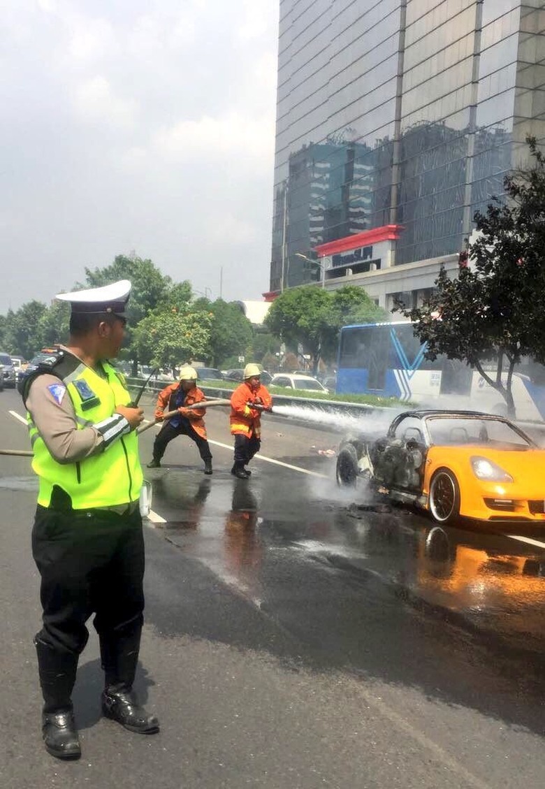 Ini Mobil Toyota MR2 Spyder Yang Terbakar Di Tol Slipi