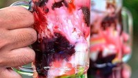 Selain di Jakarta, Bandung dan Cirebon. Es doger juga bisa ditemui di Jogja lho. Ini adalah es doger yang dijual di depan Balai Yasa. Isiannya komplet ya! Foto: Instagram @jogjabikinlaper