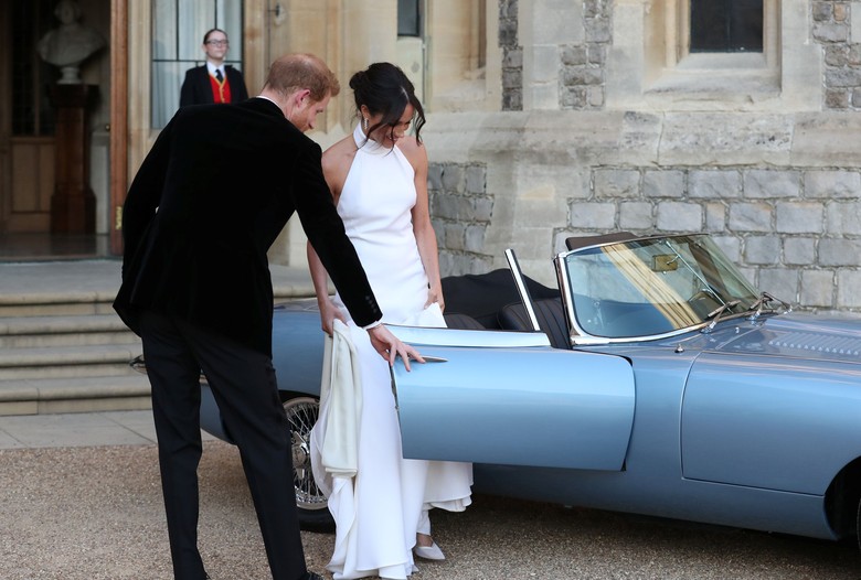Pangeran Harry membukakan pintu Jaguar E-Type Concept Zero untuk sang istri Meghan Markle. Foto: Reuters Pangeran Harry membukakan pintu Jaguar E-Type Concept Zero untuk sang istri Meghan Markle. Foto: Reuters