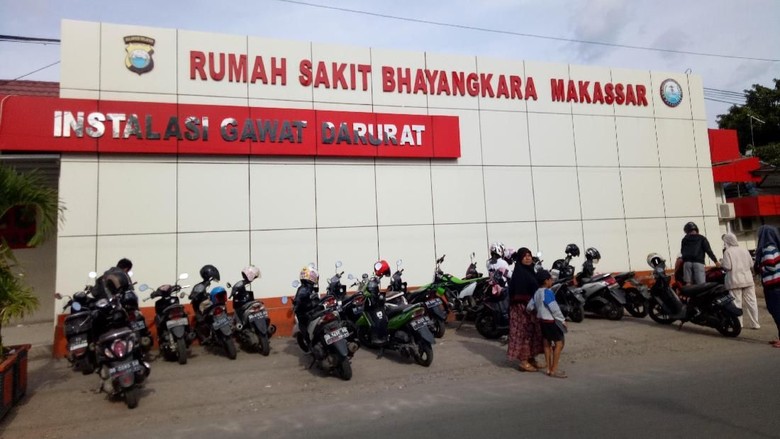 Polantas yang Ditabrak Oknum TNI Hingga Atap Mobil Dirawat di RS Polantas yang Ditabrak Oknum TNI Hingga Atap Mobil Dirawat di RS