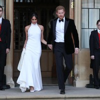 Pangeran Harry dan Meghan Markle melanjutkan acara ke resepsi pernikahan di Frogmore House, Windsor Home Park, Windsor, Sabtu (19/5/2018). Keluar dari Kastil Windsor, keduanya berganti busana. Foto: Reuters