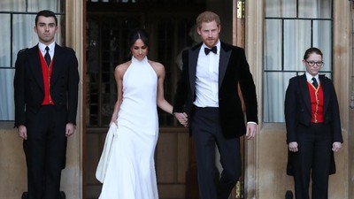 Gaya Seksi nan Anggun Meghan Markle Bergaun Halter Neck untuk Resepsi