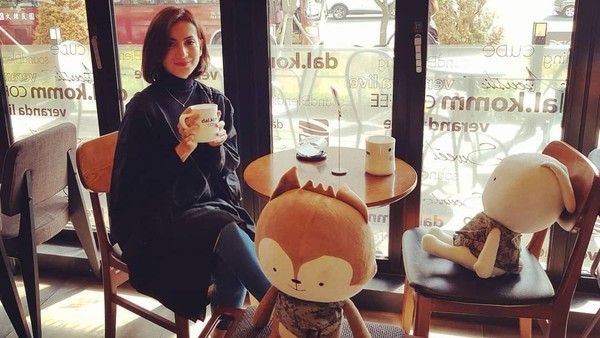 Pose Manis Wanda Hamidah, Saat Mencicipi Gudeg dan Ngeteh Bareng Teman