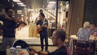 Usai shalat taraweh, Hanan bersantai di sebuah kafe dengan live music. Eits, tapi kok belum ada makanannya ya? Foto: Instagram hanan_attaki