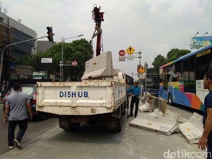 Dishub Angkut Beton Separator yang Berserakan di Mampang Prapatan