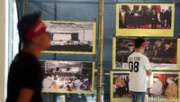 Foto Soeharto mengumumkan mundur dari jabatannya juga dipamerkan.