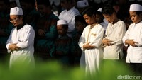Jamaah tampak khusyuk menunaikan salat berjamaah.