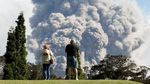 Foto: Selfie Ekstrem Berlatar Asap Tebal Erupsi Gunung Kilauea