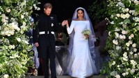 Gaun tersebut dibilang mirip dengan yang dikenakan oleh Meghan Markle saat menikah dengan Pangeran Harry pada Sabtu (19/5) lalu. Foto: Ben Stansall/Getty Images